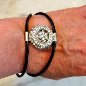 Beautiful interchangeable faux silver and diamonds snap charm bracelet.